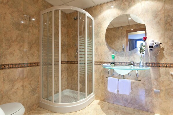 Combined shower/bathtub, free toiletries, hair dryer, bidet