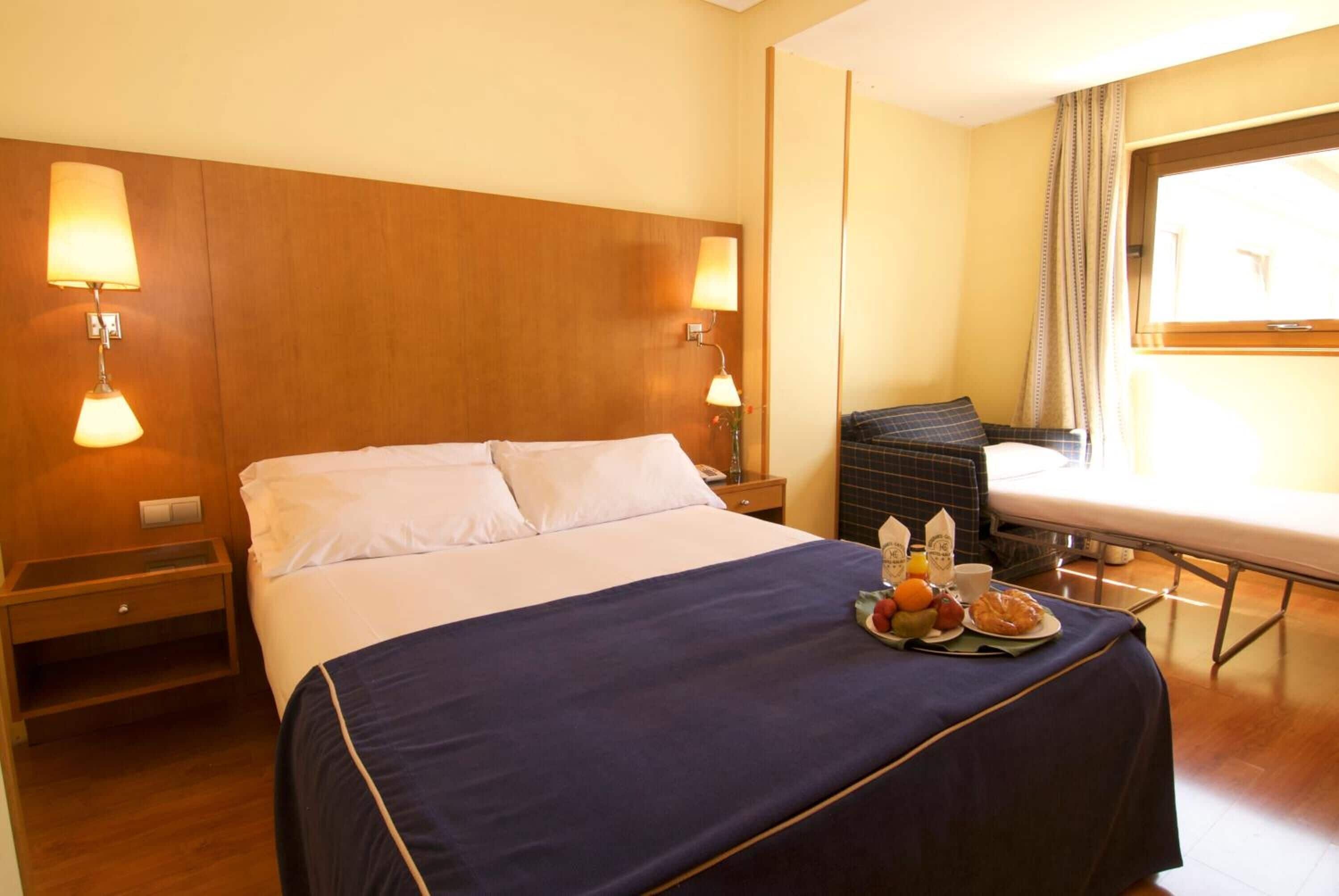 Desk, soundproofing, iron/ironing board, free WiFi