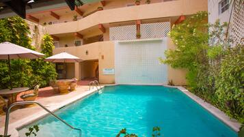 2 outdoor pools