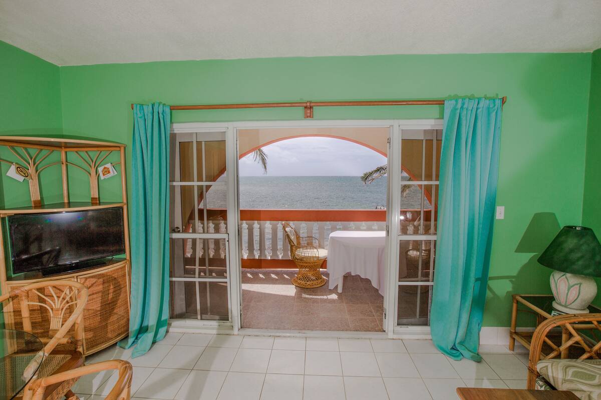 One Bedroom One Bathroom Oceanfront Suite | Uitzicht op strand/zee