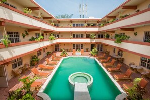 2 hồ bơi ngoài trời 