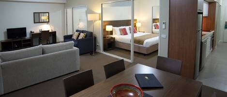 Apartamento, 3 habitaciones | Zona de estar | Una estación de conexión para iPod, una estación de conexión para MP3