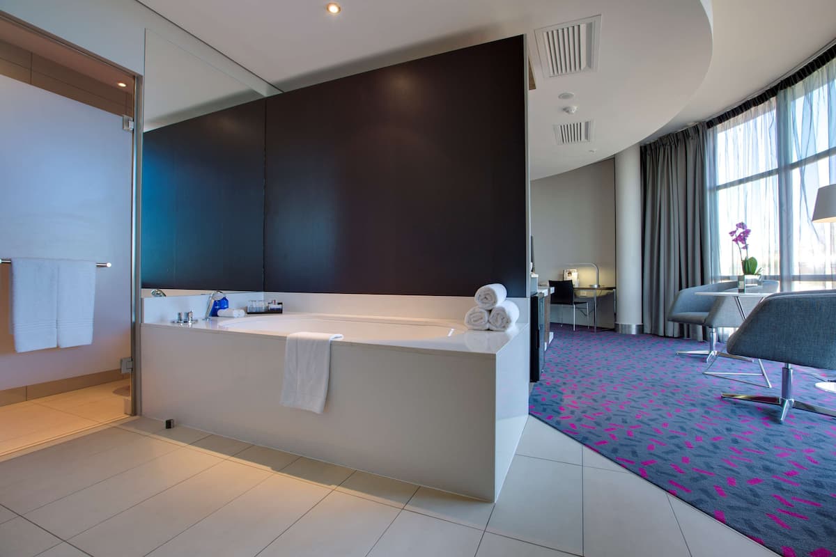 Junior suite (Sandton View) | Badkamer | Een douche, een regendouche, gratis toiletartikelen, een haardroger
