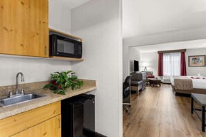 Suite, 1 cama King size, para no fumadores, refrigerador y microondas (with Sofabed) | Escritorio, tabla de planchar con plancha, wifi y ropa de cama 