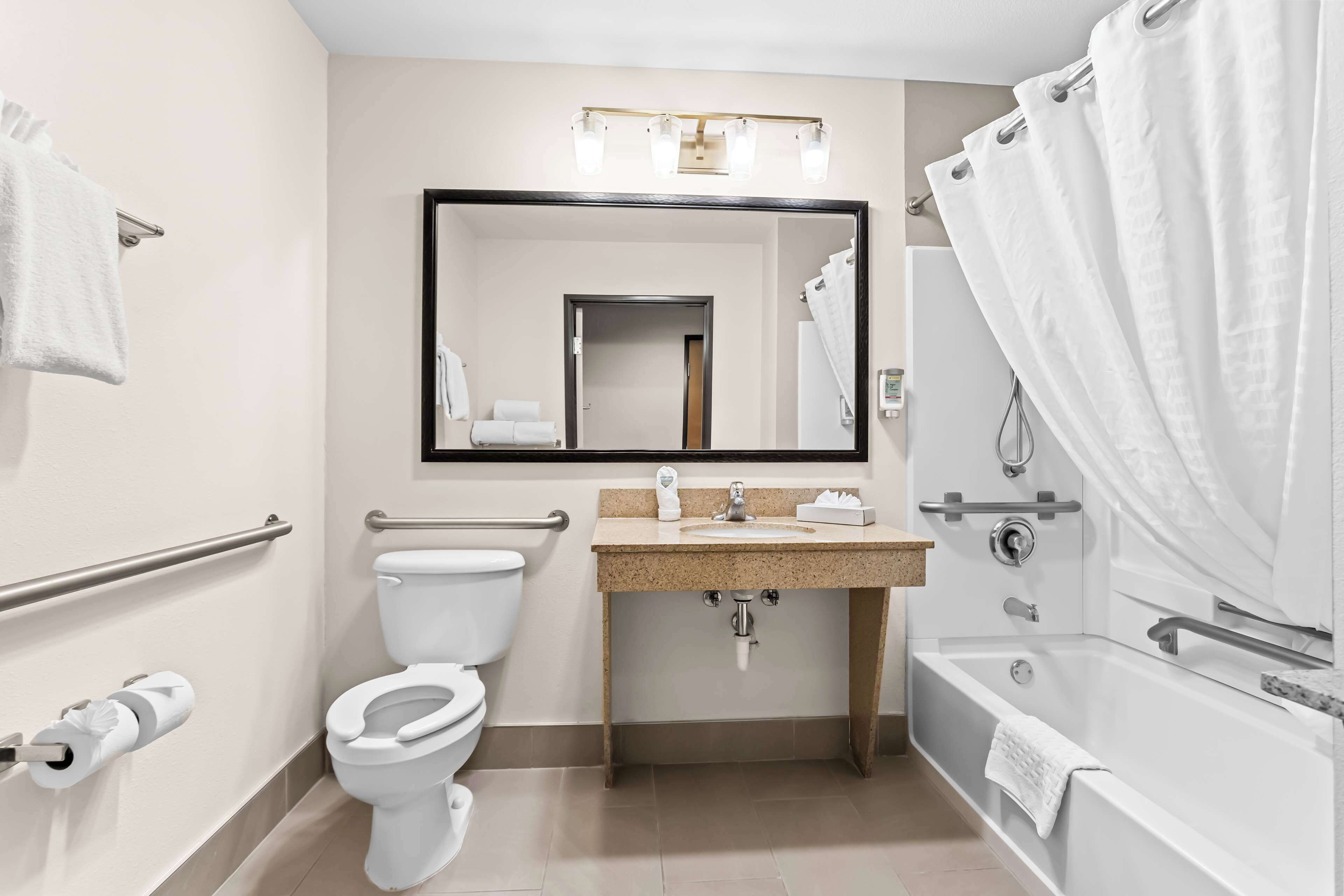 standard room, 1 king bed, accessible, non smoking | bathroom | hair dryer, towels