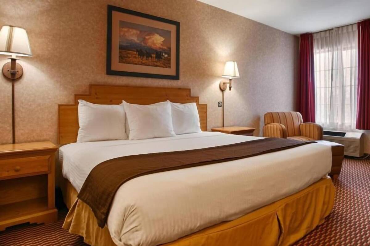 Escritorio, tabla de planchar con plancha, wifi y ropa de cama