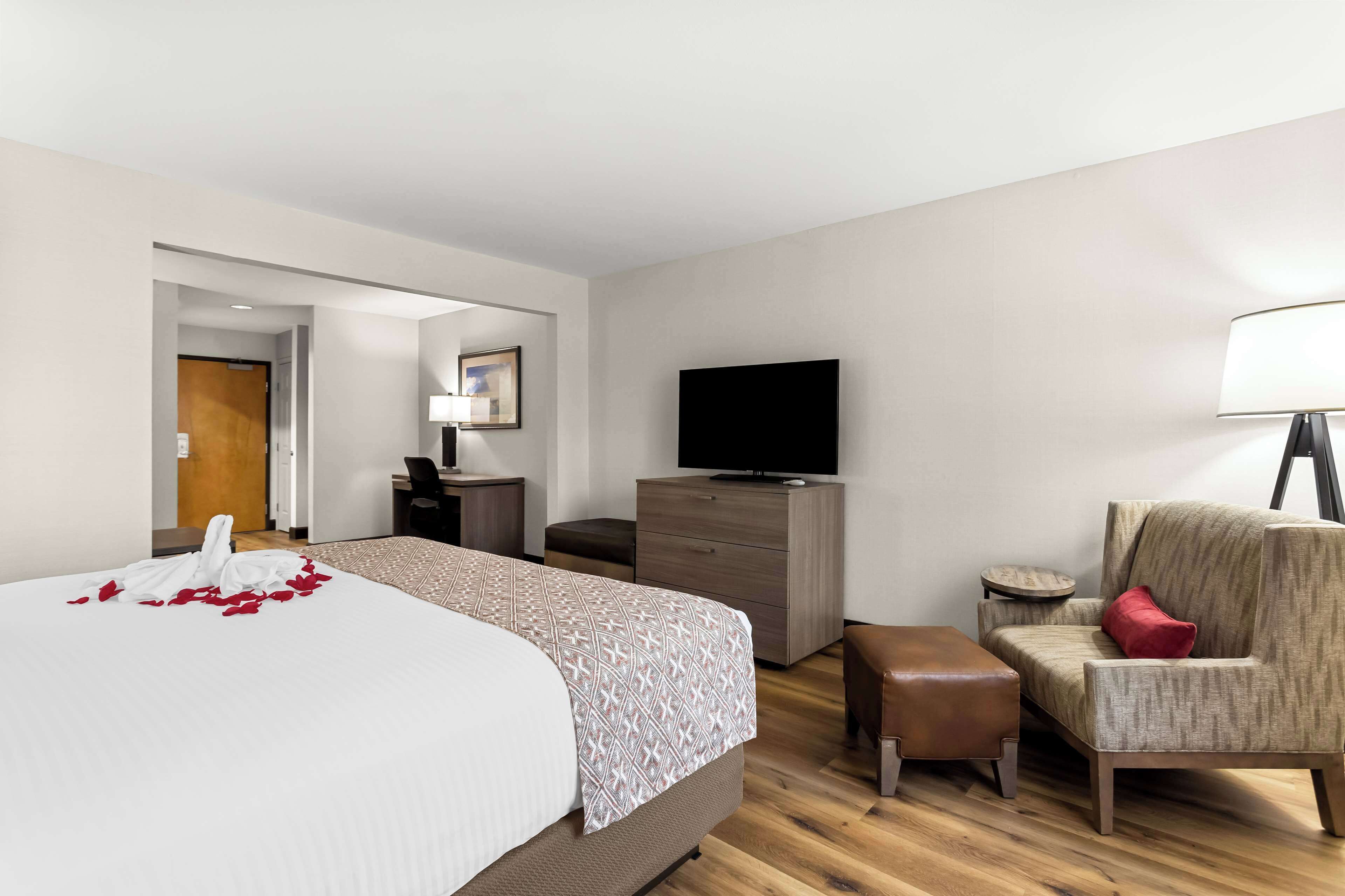 suite, 1 king bed, non smoking, refrigerator & microwave | desk, iron/ironing board, wifi, bed sheets