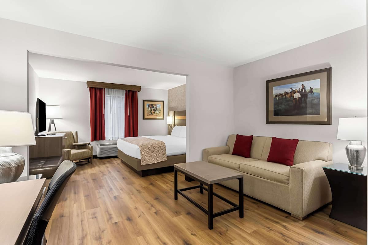 Desk, iron/ironing board, WiFi, bed sheets