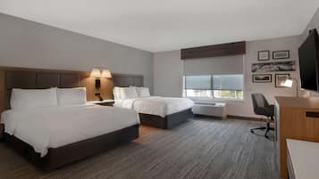 Huone, 2 keskisuurta parisänkyä, esteetön, tupakointi kielletty | Tallelokero huoneessa, pimennysverhot, silitysrauta/-lauta, lisävuoteet