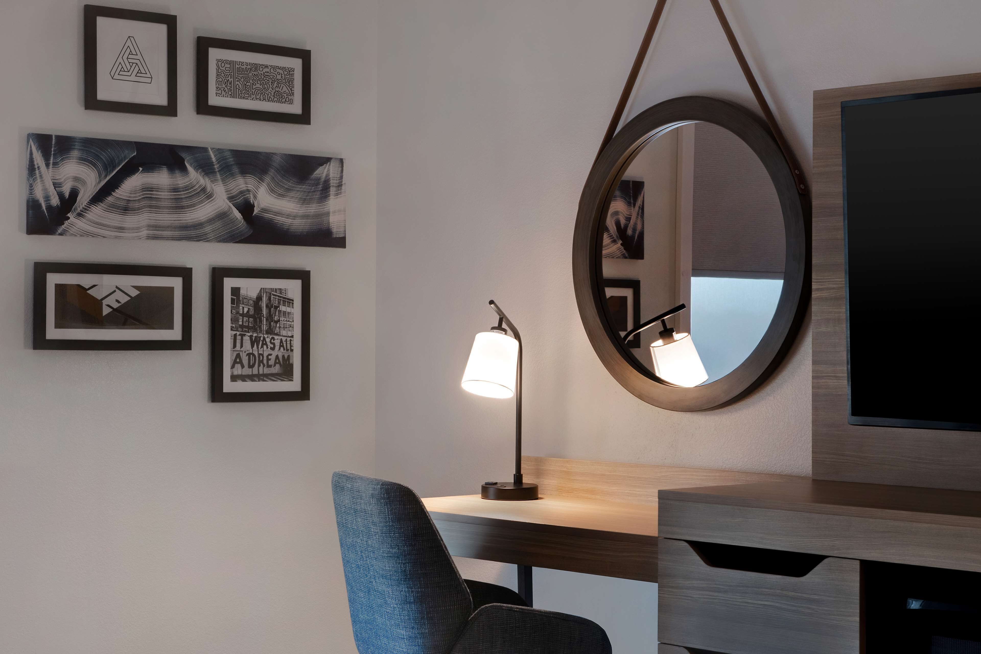 Két bảo mật tại phòng, màn/rèm cản sáng, bàn ủi/dụng cụ ủi quần áo 