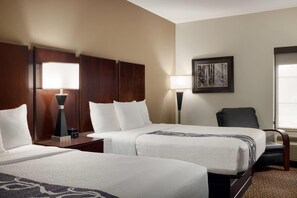Habitación, 2 camas Queen size, para no fumadores | Ropa de cama de alta calidad, camas con pillow-top y escritorio 
