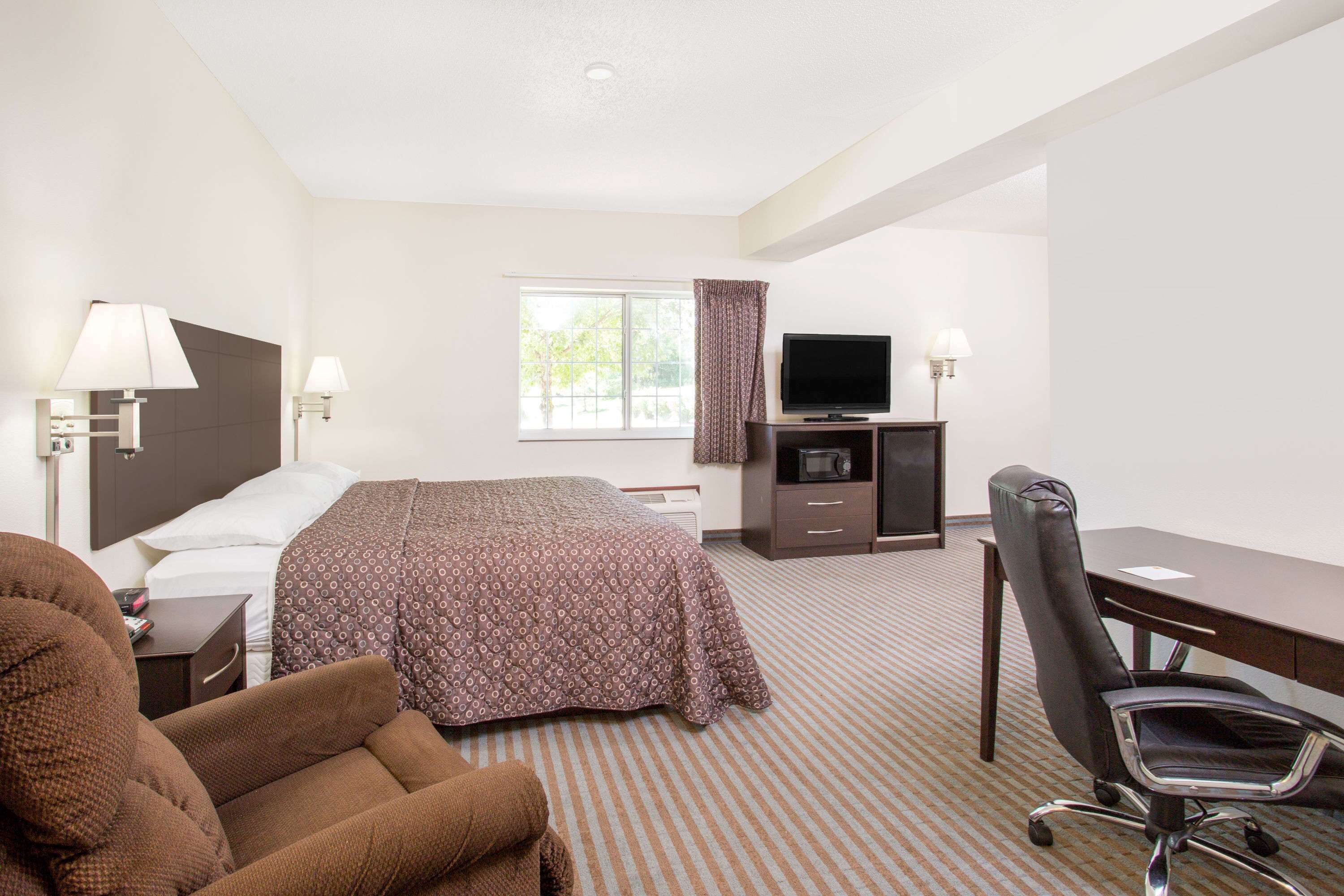 suite, 1 king bed, non smoking, jetted tub | individually decorated, individually furnished, desk, laptop workspace