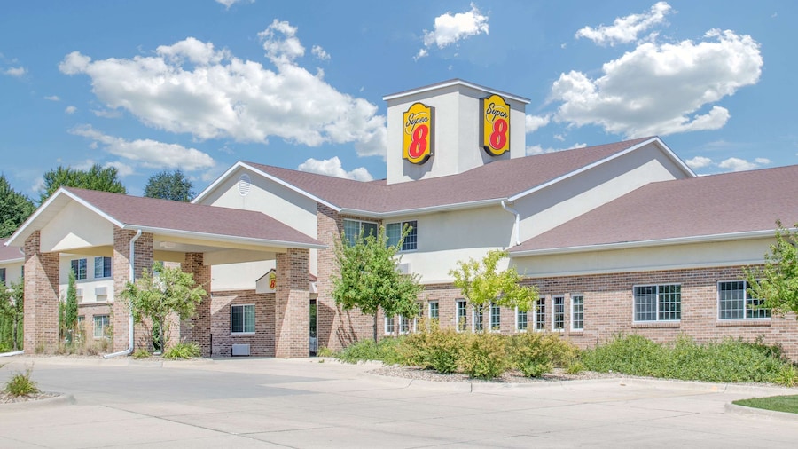 Super 8 by Wyndham Cedar Falls IA - University