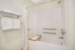 Habitación, 1 cama de matrimonio grande, accesible para personas con discapacidad (Mobility) | Baño | Artículos de higiene personal gratuitos, secador de pelo y toallas