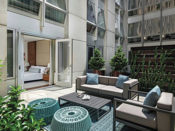 Frette Italian sheets, premium bedding, down duvets, pillow-top beds - The Langham, New York, Fifth Avenue (New York)