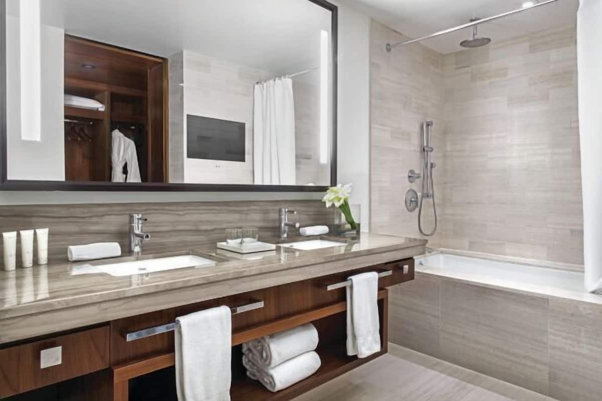 Designer-Toilettenartikel, Haartrockner, Bademäntel, Hausschuhe