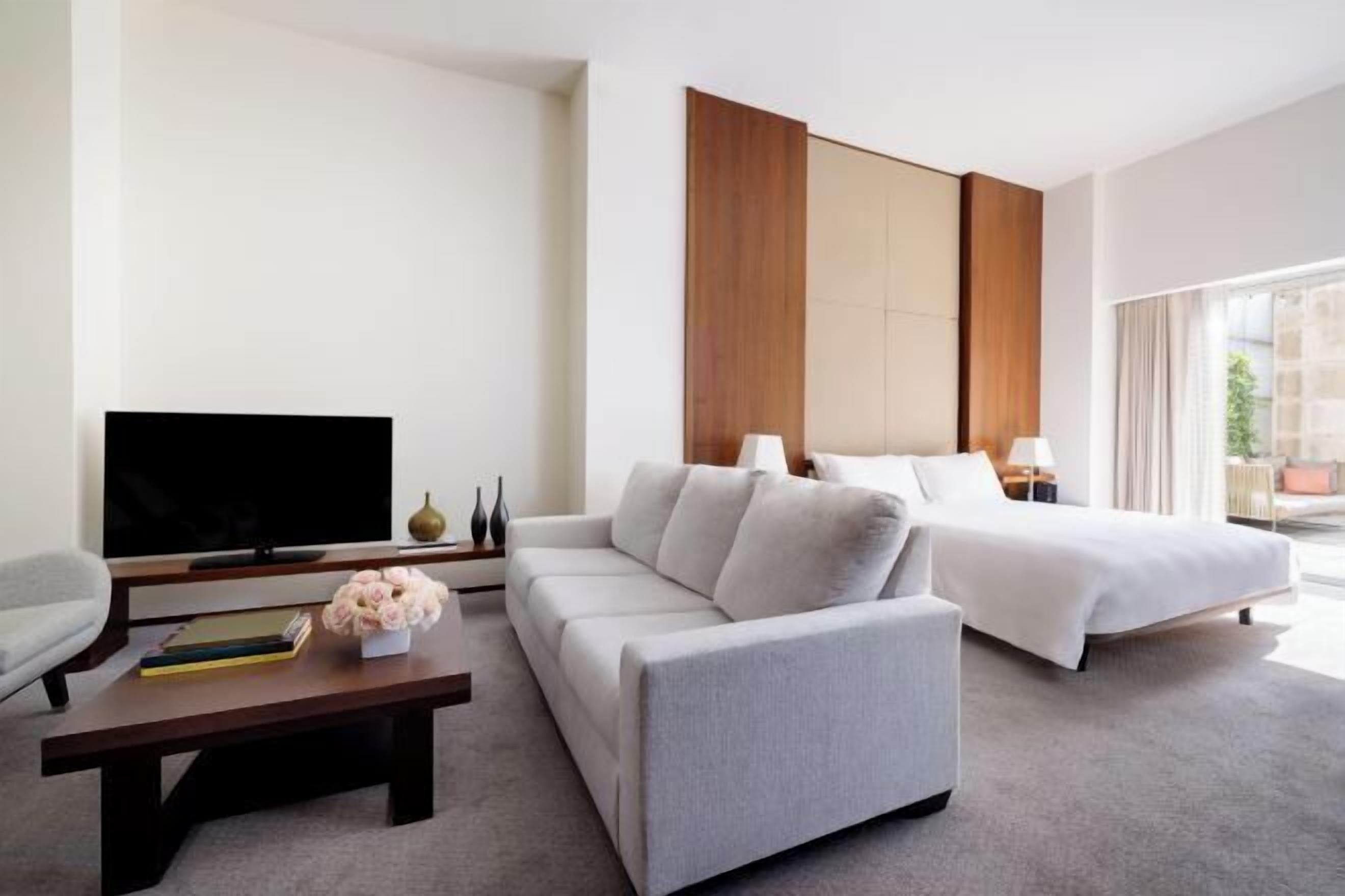 LED-televisio, iPod-telakointiasema, maksullisia elokuvia