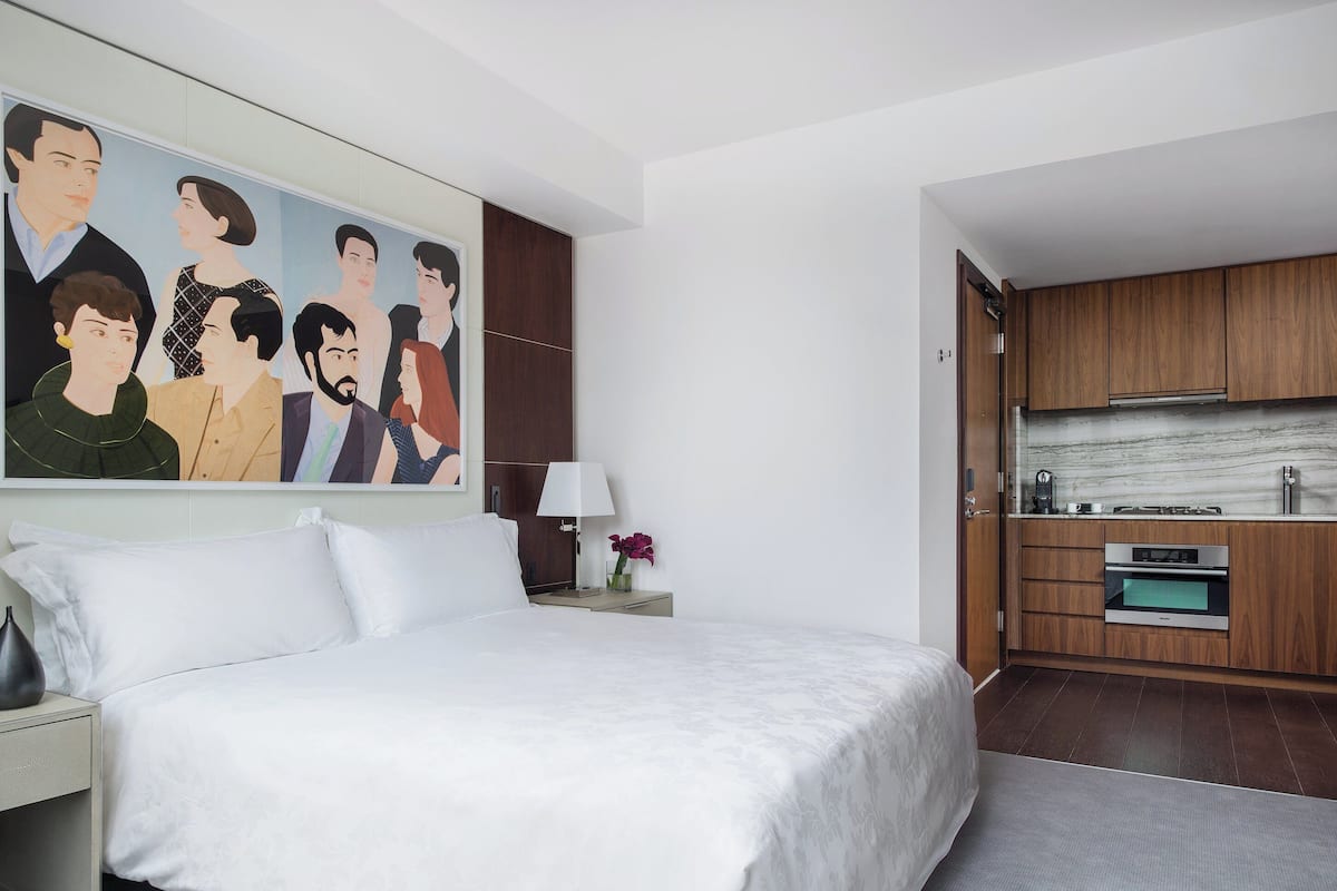 Deluxe City View King with Kitchen | Sábanas italianas Frette, ropa de cama de alta calidad y edredón