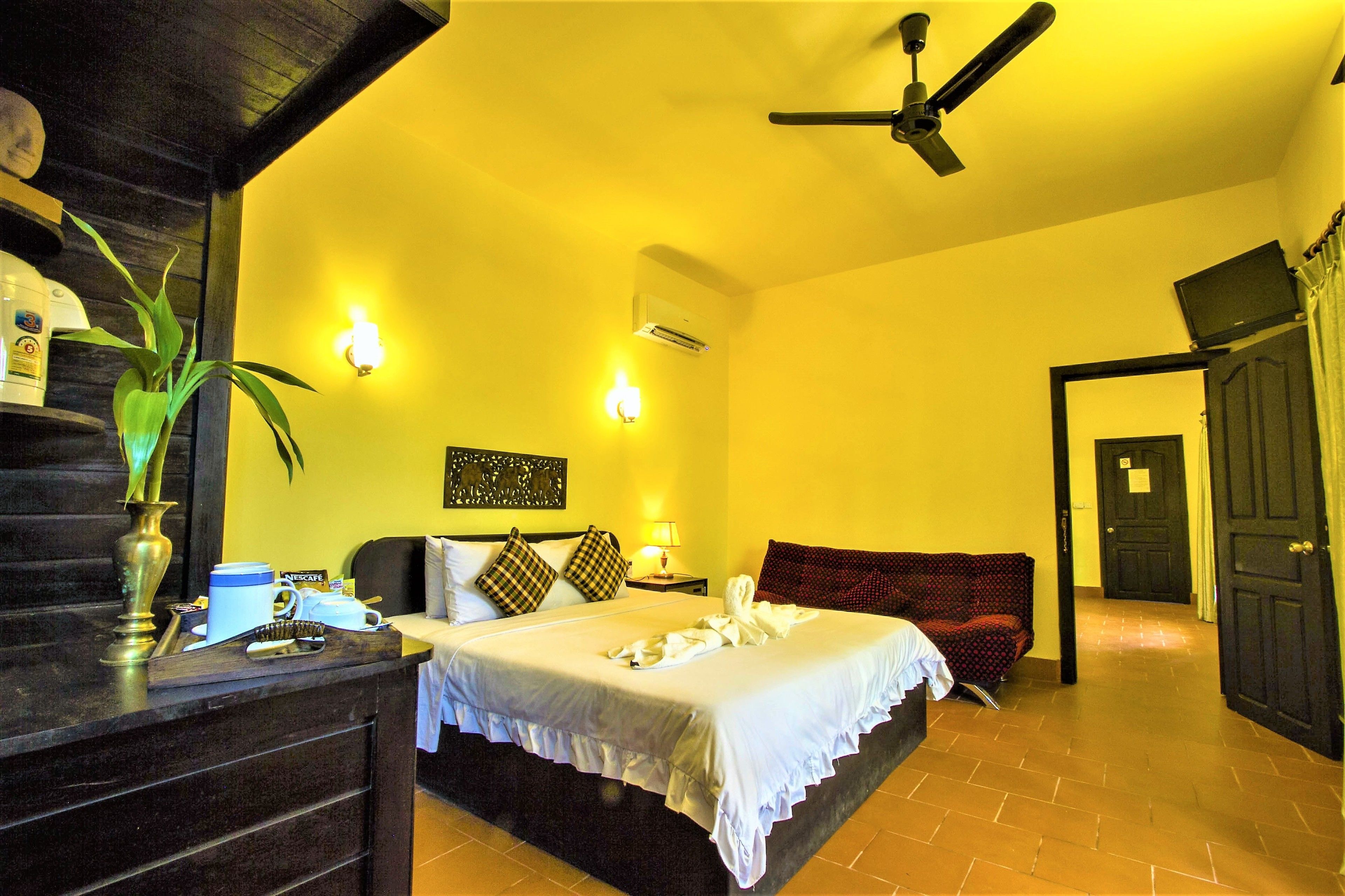 family room, connecting rooms (free pick up) | view from room