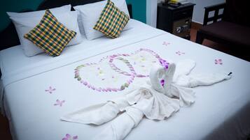 Ropa de cama de alta calidad, colchones con pillow-top y minibar