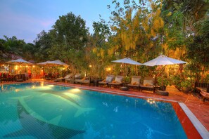 2 piscines extérieures, parasols de plage, chaises longues