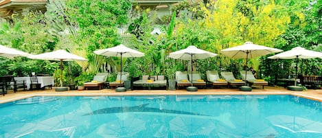 2 kolam renang outdoor, dengan payung kolam renang dan kursi berjemur
