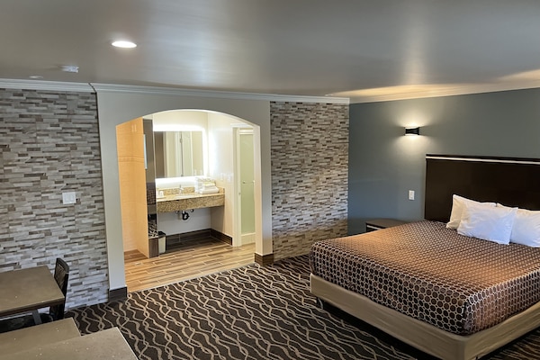 Jetted Spa Suite, 1 King Bed(Non-Smoking) | Pillowtop beds, blackout drapes, iron/ironing board, free WiFi