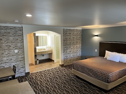 Walnut Inn & Suites West Covina