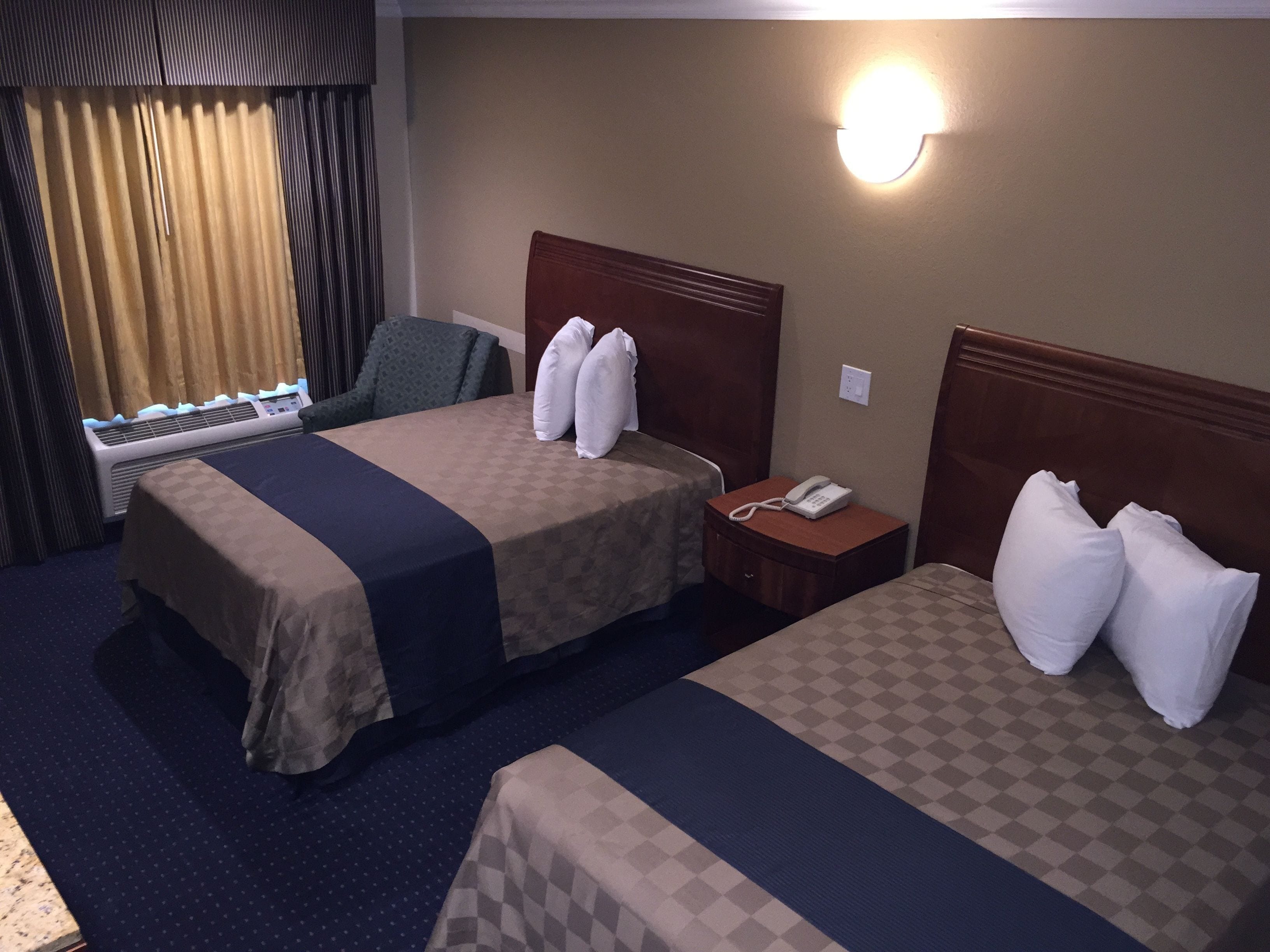 Habitación Deluxe (Smoking and Non Smoking) | Camas con pillow-top, cortinas blackout y tabla de planchar con plancha 