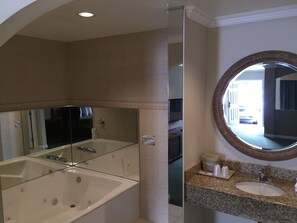 Suite, 1 très grand lit, non-fumeur, bain à remous | Baignoire à jets