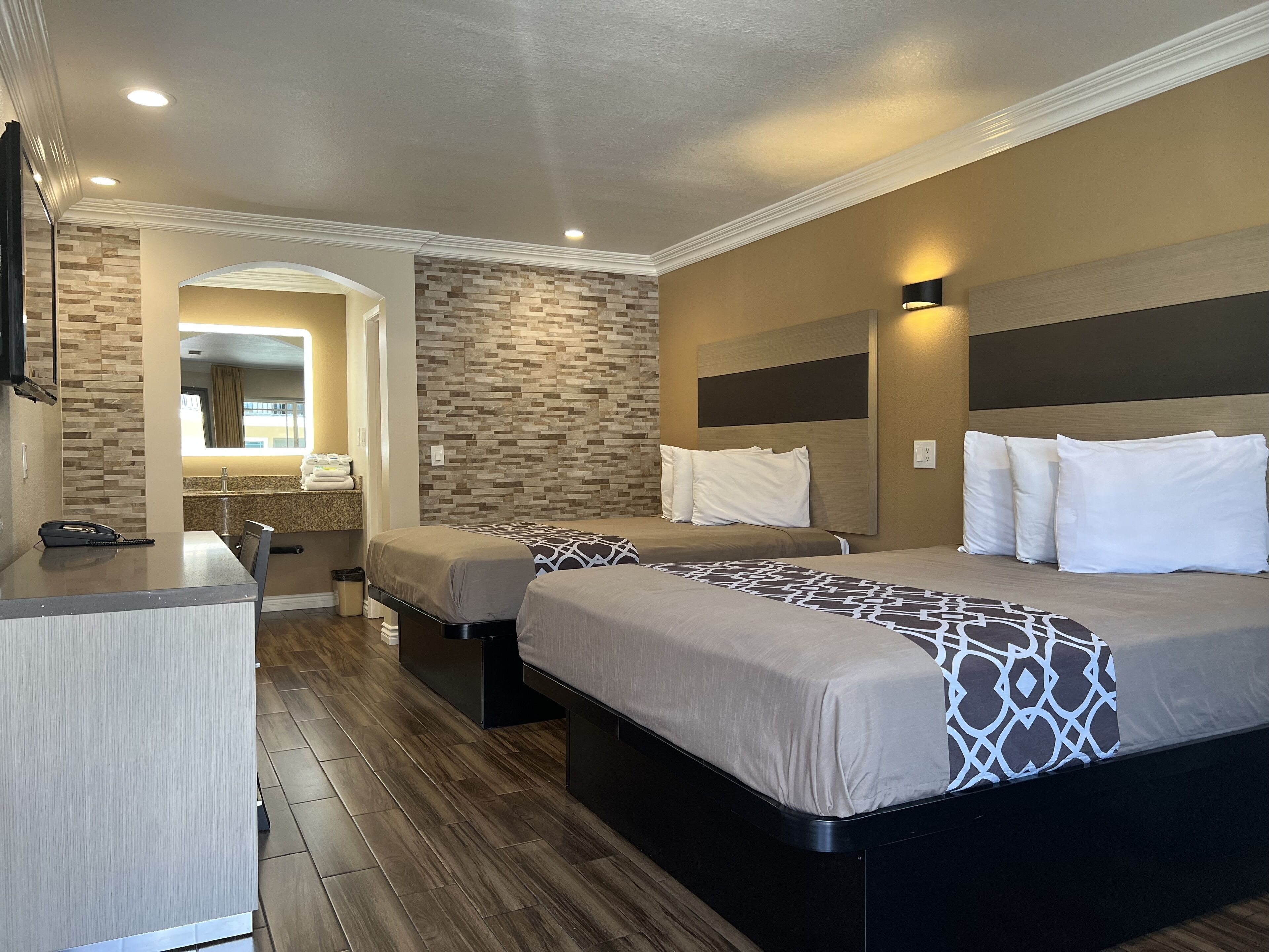 Walnut Inn & Suites — photo 14