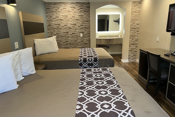 Habitación Deluxe (Smoking and Non Smoking) | Camas con pillow-top, cortinas blackout y tabla de planchar con plancha