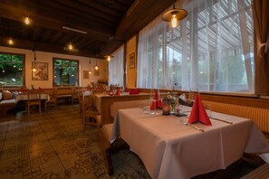 Breakfast, lunch, dinner served; alfresco dining