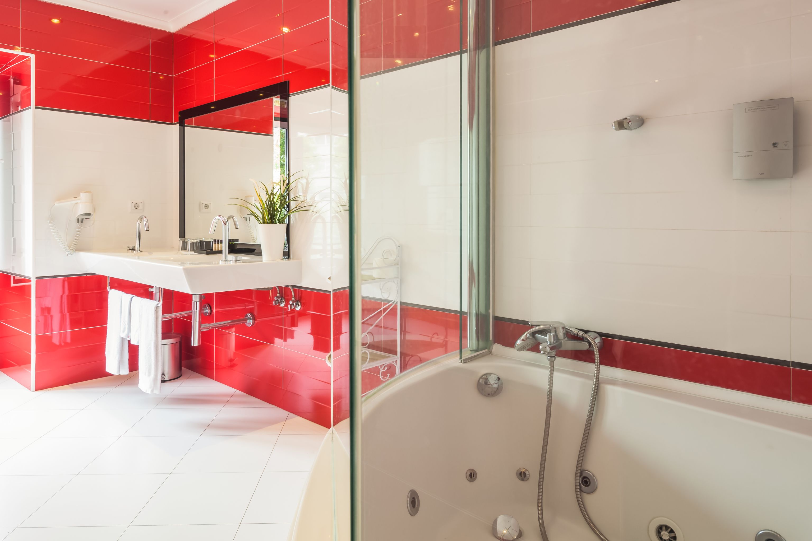 deluxe double room | bathroom | shower, free toiletries, hair dryer, towels