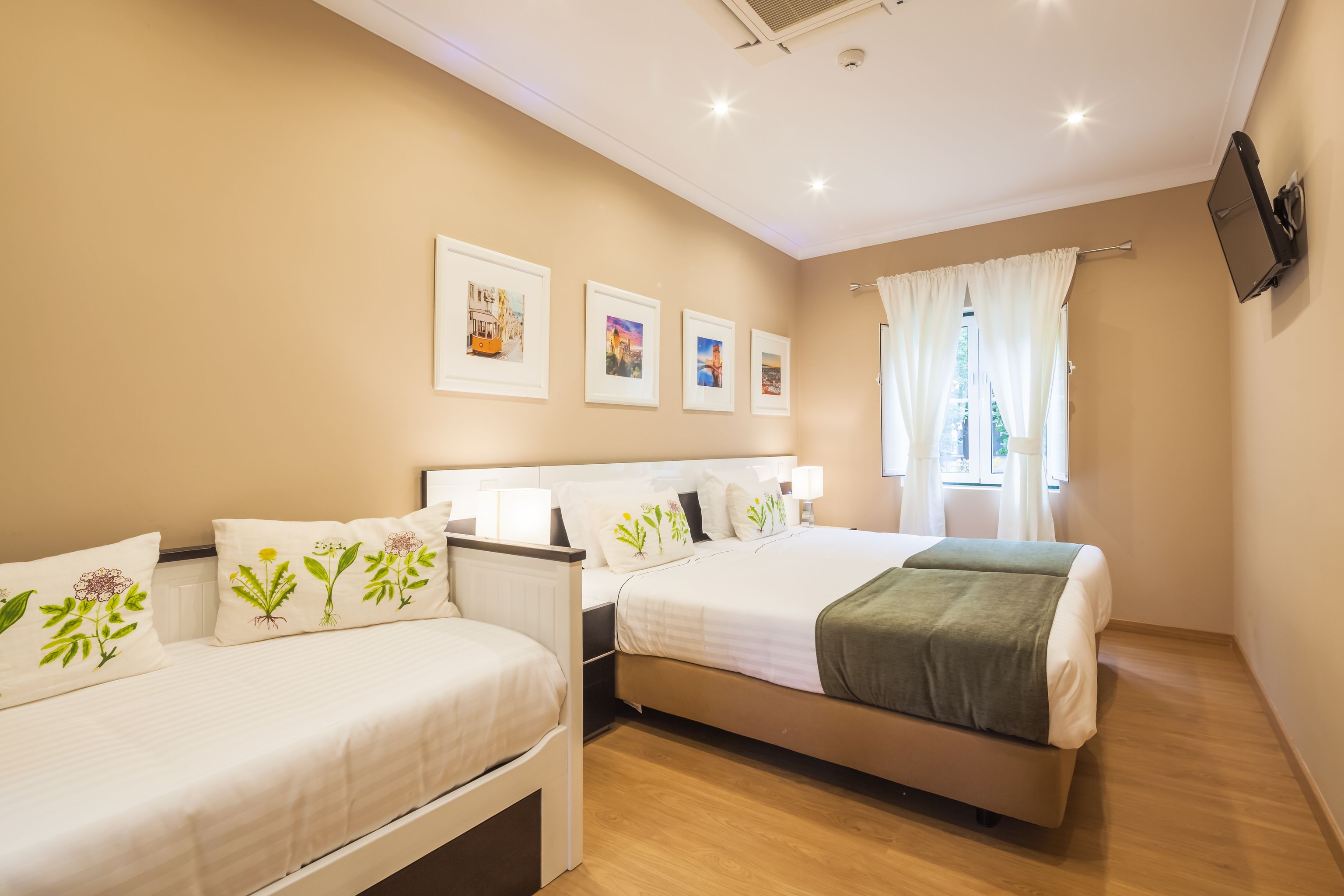 standard twin room, 2 single beds | in-room safe, desk, blackout curtains, soundproofing
