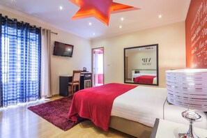 Deluxe Double Room | In-room safe, desk, blackout curtains, soundproofing - Vila Nova Guesthouse (Lisbon)