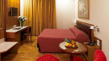 Minibar, una scrivania, ferro/asse da stiro