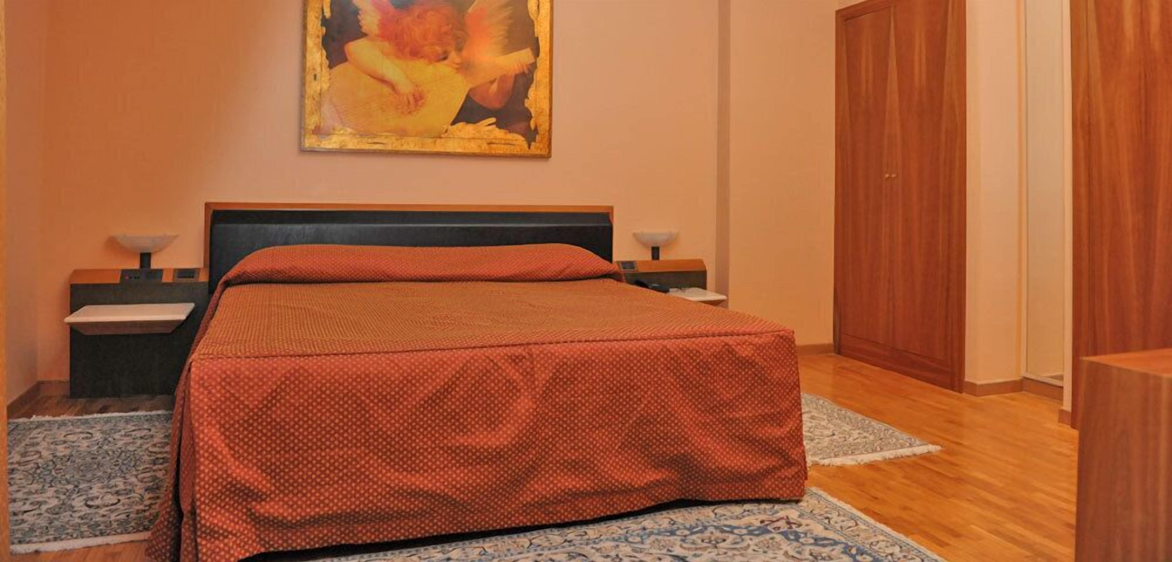 1 bedroom, minibar, desk, iron/ironing board