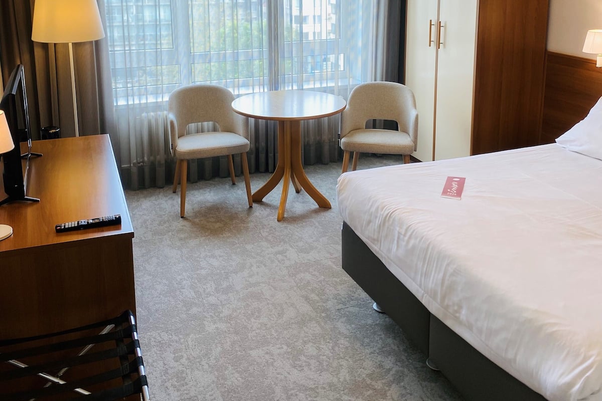 Camera Comfort, vista città | 2 camere, Wi-Fi gratuito, lenzuola, orologio con sveglia