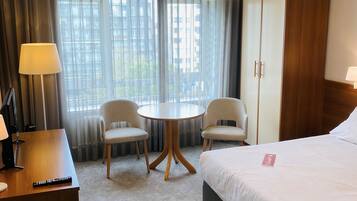 Rom – comfort, byutsikt | Wi-fi (inkludert), sengetøy og vekkerklokke