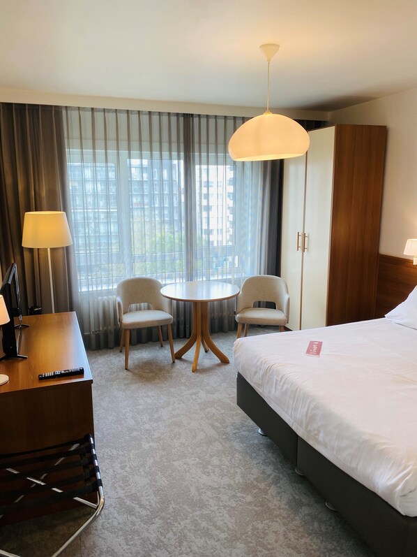 Comfort Room, City View