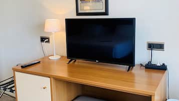 Comfort Room, City View | Living area
