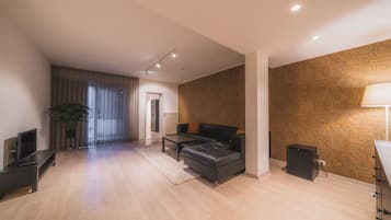 Suite familiale (Large) | Aire de séjour | Téléviseur de 32 po avec télévision par câble