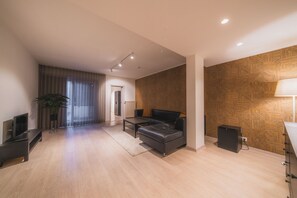 Family Suite (Large) | Living area | 32-inch TV with cable channels - Hotel Prado (Ostend)