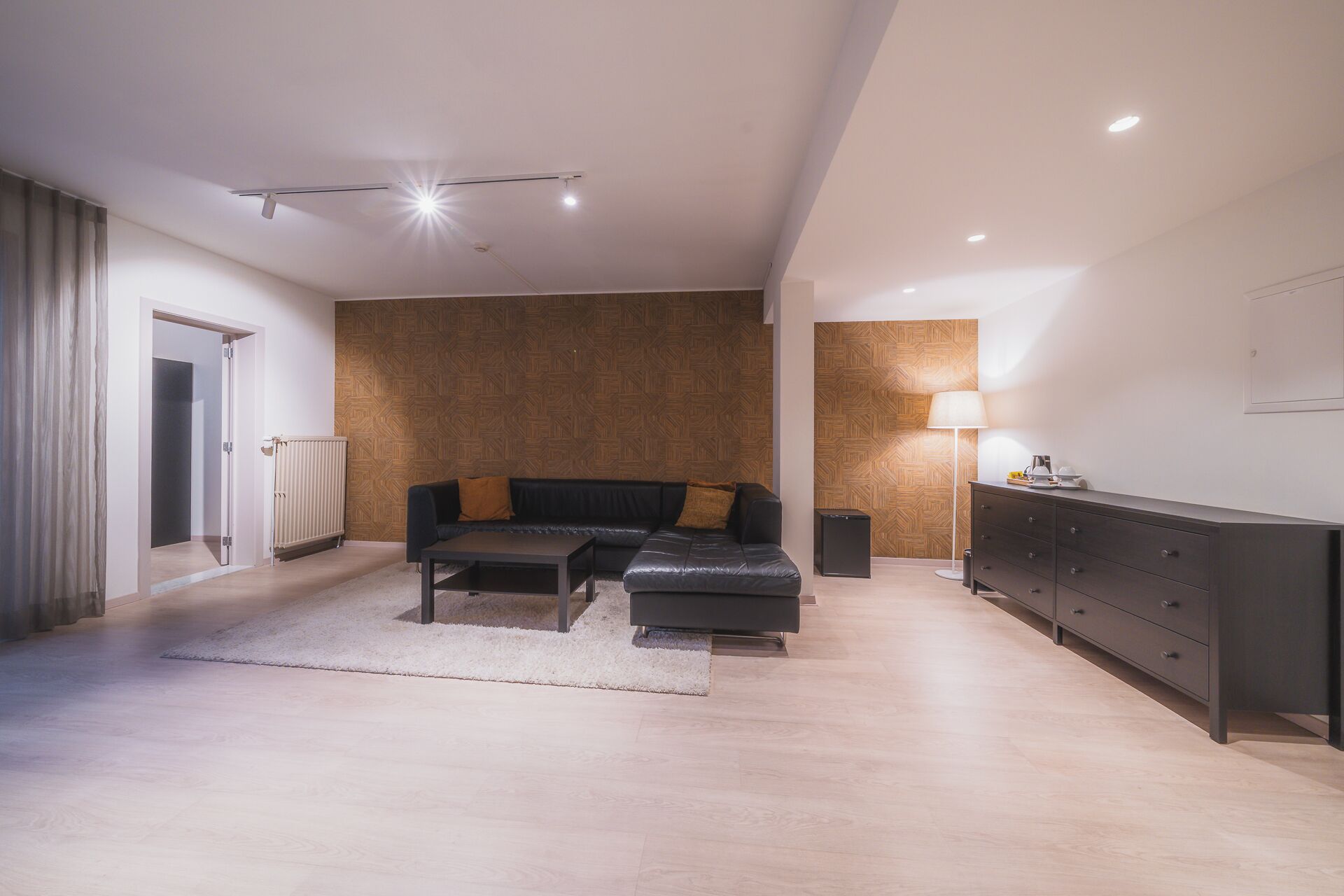 Familien-Suite (Large) | Wohnbereich | 32-Zoll-Fernseher mit Kabelempfang