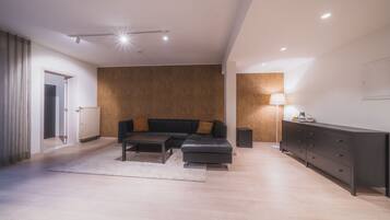 Familien-Suite (Large) | Wohnbereich | 32-Zoll-Fernseher mit Kabelempfang