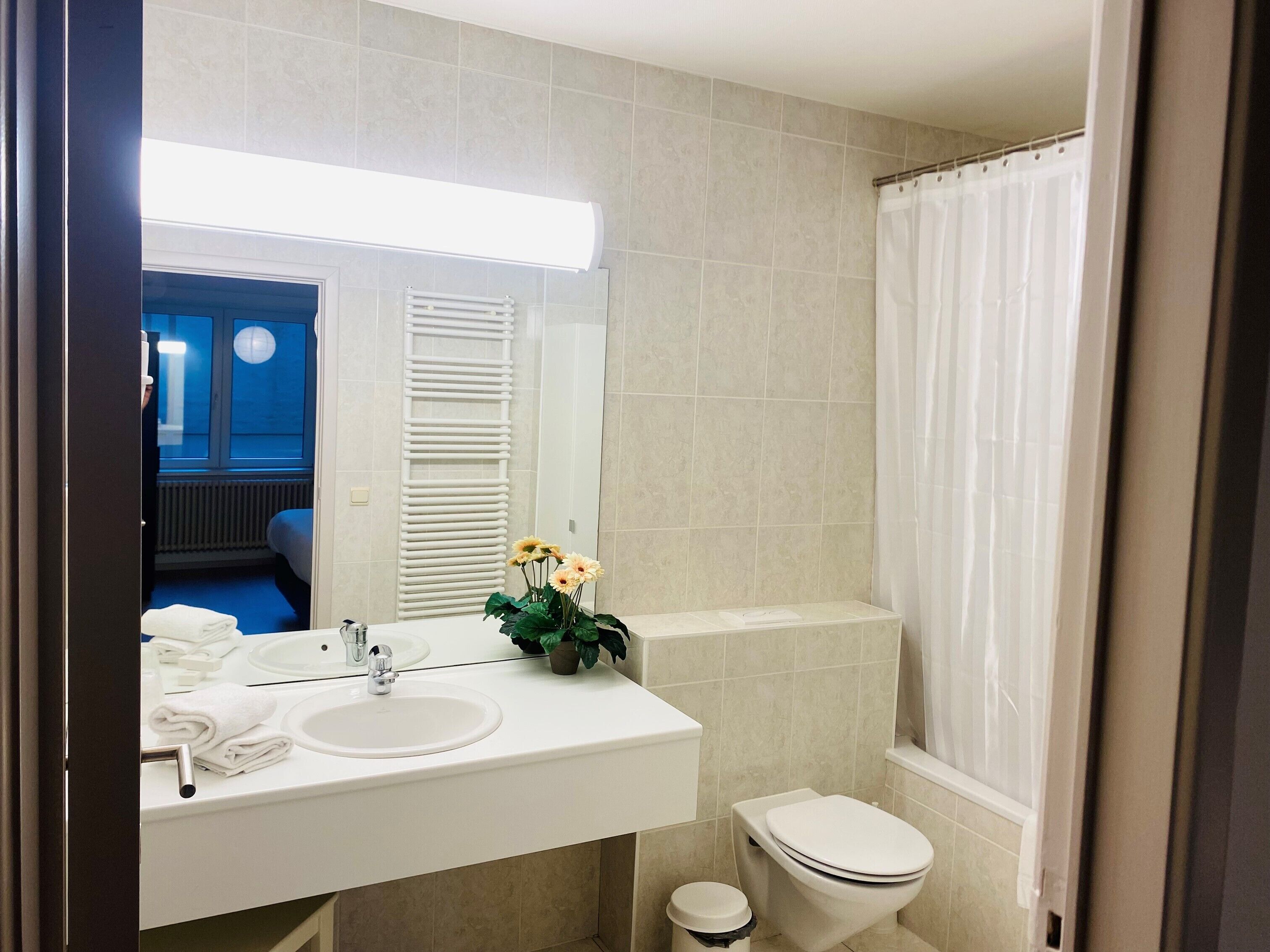 family suite (large) | bathroom | combined shower/bathtub, free toiletries, hair dryer, towels