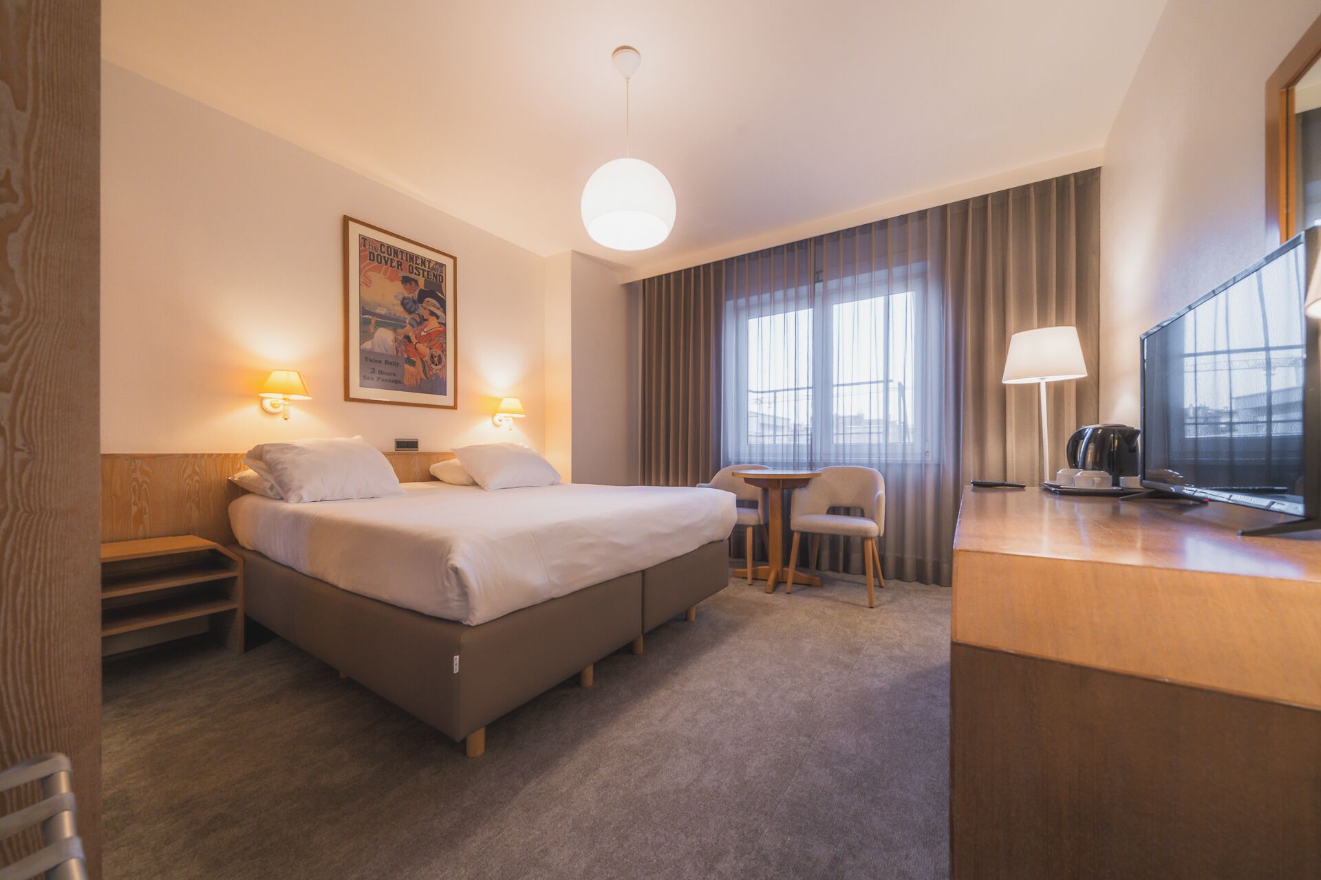 Phòng đôi tiện nghi đơn giản | Truy cập Internet không dây miễn phí, bộ trải giường, đồng hồ báo thức 