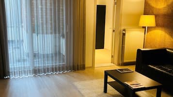 家庭套房 (Large) | 起居区 | 电视、DVD 播放器