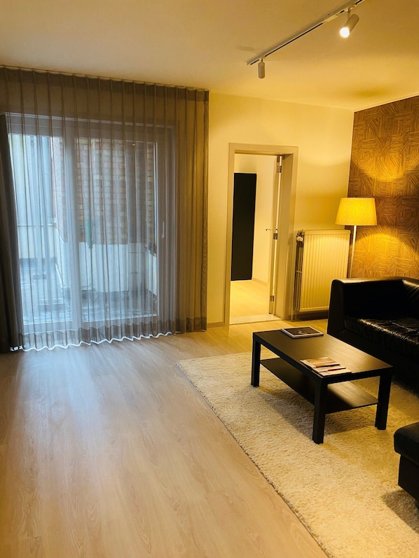 Family Suite (Large) | Ruang tamu | 32 inci televisyen dengan kabel